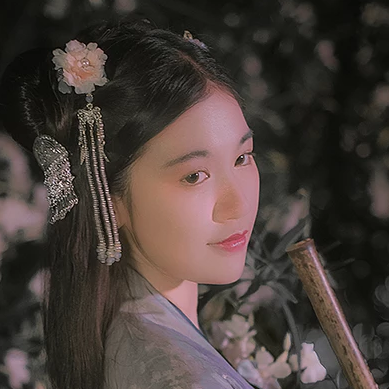 夜晚迷人花朵女生頭像，唯美古風真人頭像