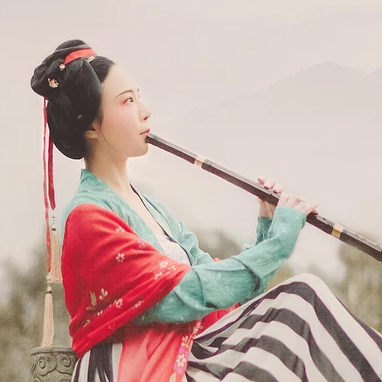 文藝吹笛女生頭像，唯美古風真人頭像