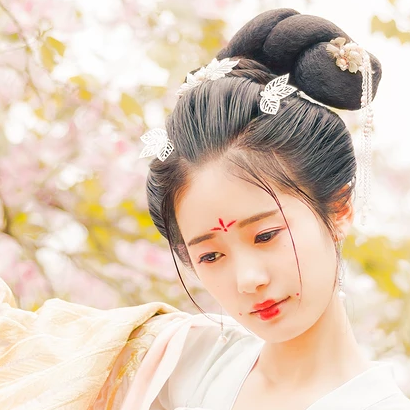 氣質花朵帶傘女生頭像，唯美古風真人頭像