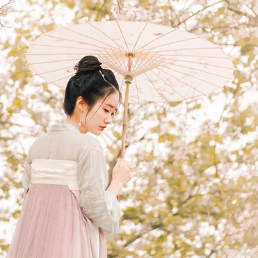 氣質花朵帶傘女生頭像，唯美古風真人頭像