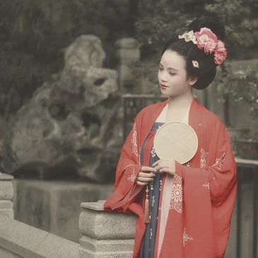 唐園帶團扇女生頭像，唯美古風真人頭像