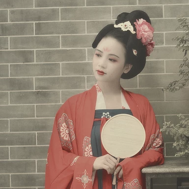 唐園帶團扇女生頭像，唯美古風真人頭像