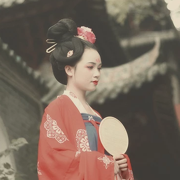 唐園帶團扇女生頭像，唯美古風真人頭像