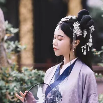 典雅素衣帶團扇女生頭像，唯美古風真人頭像