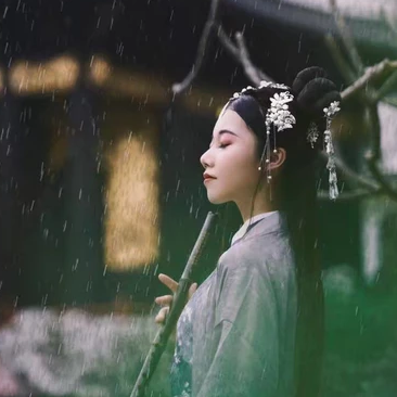 典雅素衣帶團扇女生頭像，唯美古風真人頭像