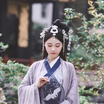 典雅素衣帶團扇女生頭像，唯美古風真人頭像