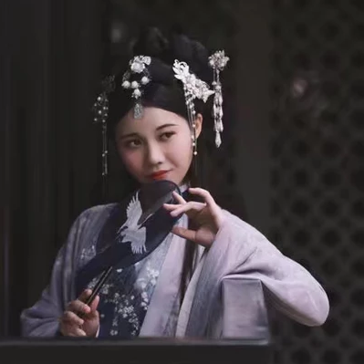 典雅素衣帶團扇女生頭像，唯美古風真人頭像