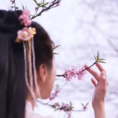 桃花粉黛帶傘女生頭像，唯美古風真人頭像