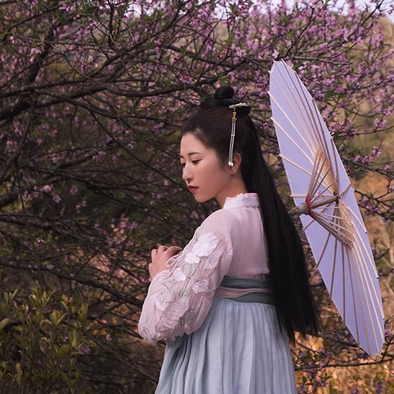 桃花粉黛帶傘女生頭像，唯美古風真人頭像