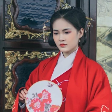 文藝紅衣帶團扇女生頭像，唯美古風真人頭像