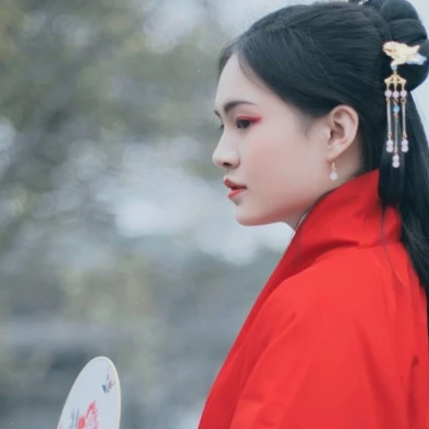 文藝紅衣帶團扇女生頭像，唯美古風真人頭像