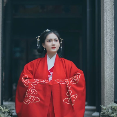 文藝紅衣帶團扇女生頭像，唯美古風真人頭像