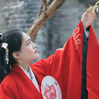 文藝紅衣帶團扇女生頭像，唯美古風真人頭像