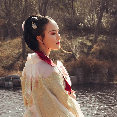 古典淡雅帶團(tuán)扇女生頭像，唯美古風(fēng)真人頭像