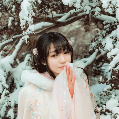 白雪飄落清新氣質女生頭像，唯美古風真人頭像