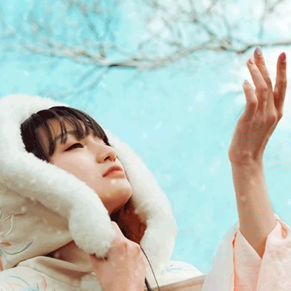 白雪飄落清新氣質女生頭像，唯美古風真人頭像