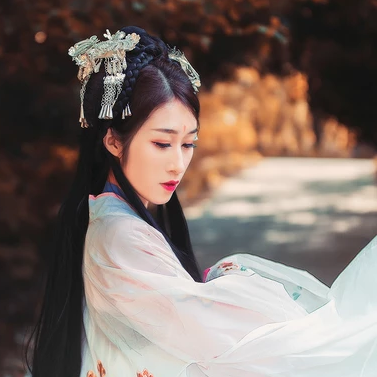 秋意氣質(zhì)帶團扇女生頭像，唯美古風(fēng)真人頭像