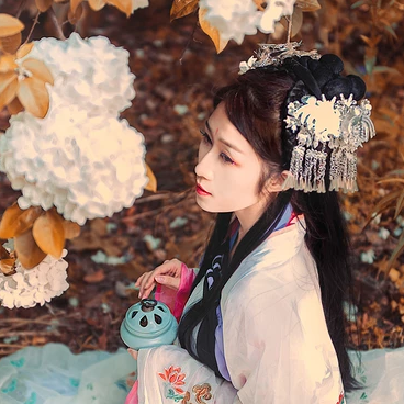 秋意氣質(zhì)帶團扇女生頭像，唯美古風(fēng)真人頭像
