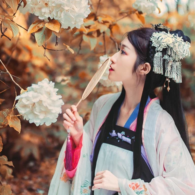 秋意氣質(zhì)帶團扇女生頭像，唯美古風(fēng)真人頭像