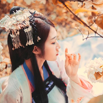 秋意氣質(zhì)帶團扇女生頭像，唯美古風(fēng)真人頭像
