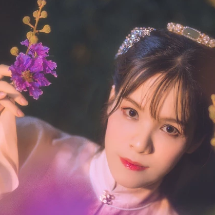 紫薇花開帶團扇女生頭像，唯美古風真人頭像