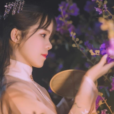 紫薇花開帶團扇女生頭像，唯美古風真人頭像
