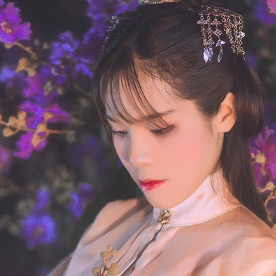 紫薇花開帶團扇女生頭像，唯美古風真人頭像