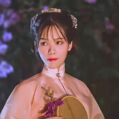 紫薇花開帶團扇女生頭像，唯美古風真人頭像