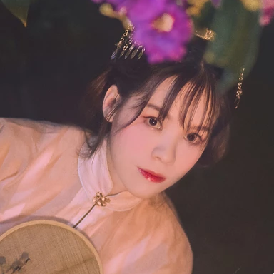 紫薇花開帶團(tuán)扇女生頭像，唯美古風(fēng)真人頭像