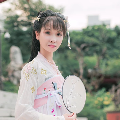 清新氣質帶團扇女生頭像，唯美古風真人頭像