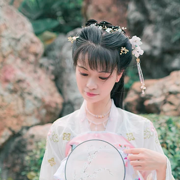 清新氣質帶團扇女生頭像，唯美古風真人頭像
