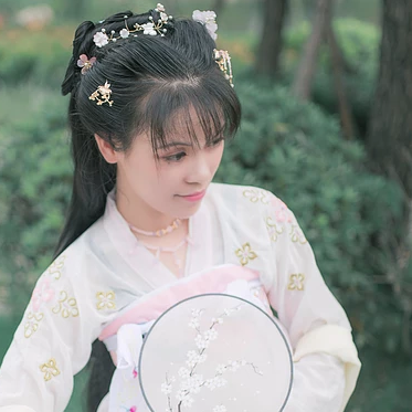 清新氣質帶團扇女生頭像，唯美古風真人頭像