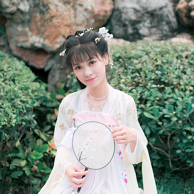 清新氣質帶團扇女生頭像，唯美古風真人頭像