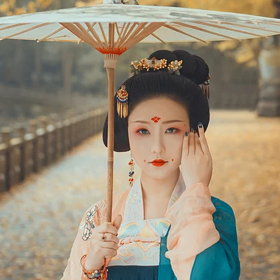 銀杏葉帶團扇和傘女生頭像，唯美古風真人頭像