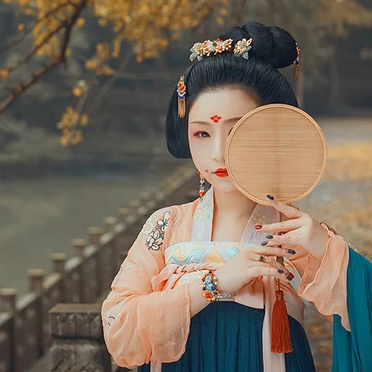銀杏葉帶團扇和傘女生頭像，唯美古風真人頭像