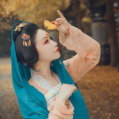 銀杏葉帶團扇和傘女生頭像，唯美古風真人頭像