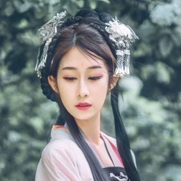 粉蝶花朵帶團扇女生頭像，唯美古風真人頭像
