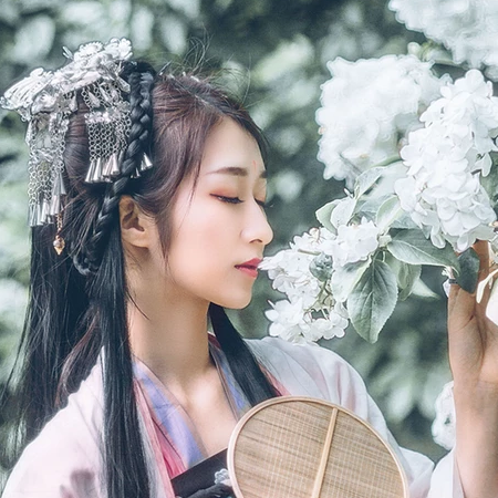 粉蝶花朵帶團扇女生頭像，唯美古風真人頭像
