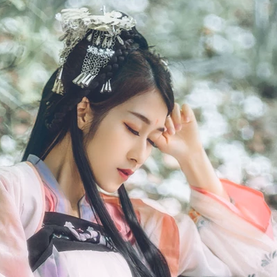 粉蝶花朵帶團扇女生頭像，唯美古風真人頭像