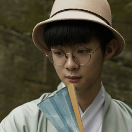 文藝小生帶折扇男生頭像，唯美古風真人頭像