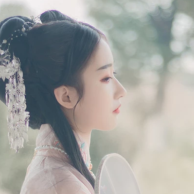粉衣帶團扇女生頭像，淡雅唯美古風真人頭像