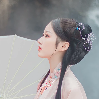 粉衣帶團扇女生頭像，淡雅唯美古風真人頭像