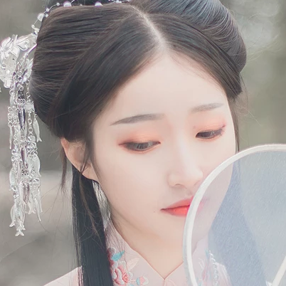 粉衣帶團扇女生頭像，淡雅唯美古風真人頭像