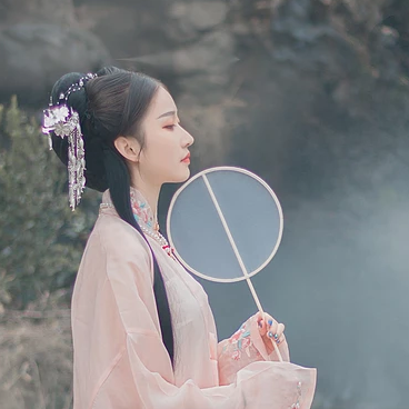 粉衣帶團扇女生頭像，淡雅唯美古風真人頭像