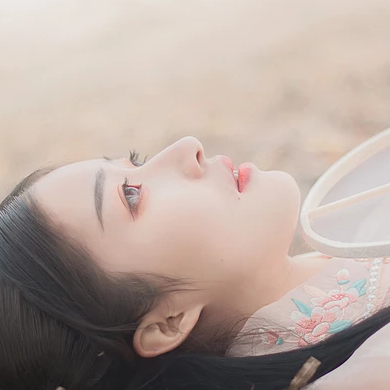 粉衣帶團扇女生頭像，淡雅唯美古風真人頭像