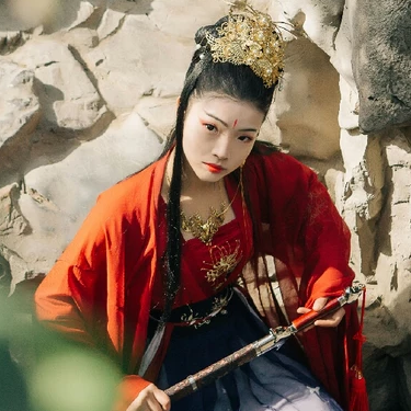紅衣帶兵器女生頭像，唯美古風真人頭像