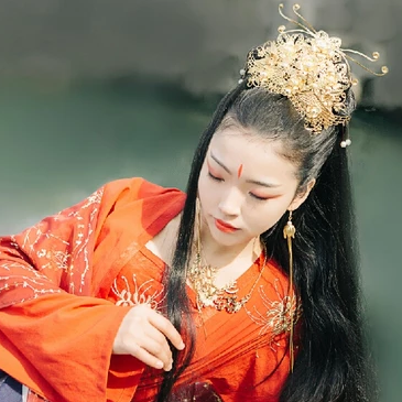 紅衣帶兵器女生頭像，唯美古風真人頭像