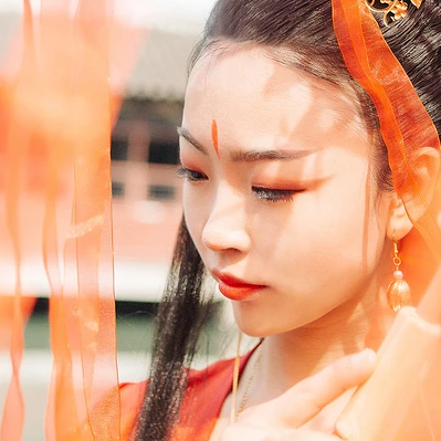 紅衣帶兵器女生頭像，唯美古風真人頭像