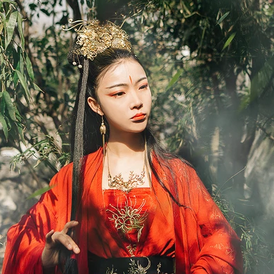 紅衣帶兵器女生頭像，唯美古風真人頭像