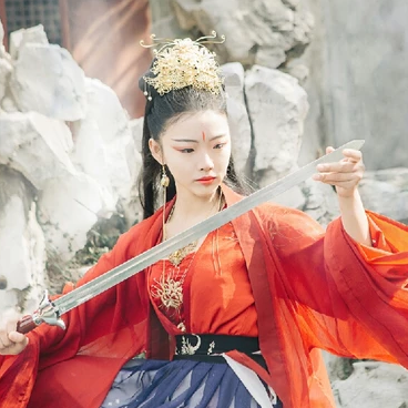 紅衣帶兵器女生頭像，唯美古風真人頭像